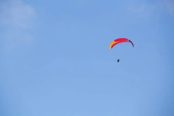 Vidvinkel Paraglider Som Flyger Högt Skyn — Stockfoto
