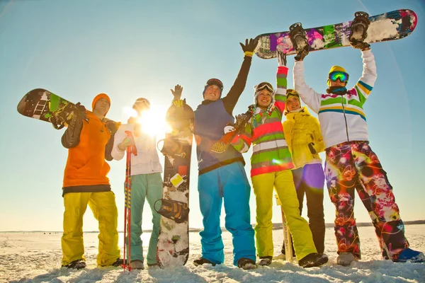 Grupp Vänner Har Bra Tid Vintern Resort — Stockfoto