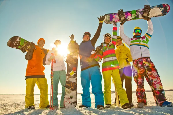 Vriendengroep Hebben Een Goede Tijd Wintersportplaats — Stockfoto