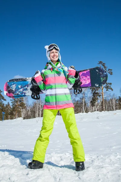Porträtt Ung Smilling Kvinna Med Snowboard Skidsemester Bergen — Stockfoto