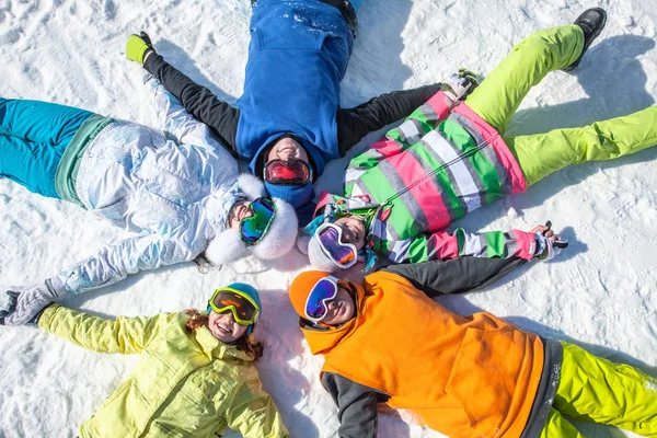 Gruppo Amici Divertono Nella Località Invernale — Foto Stock