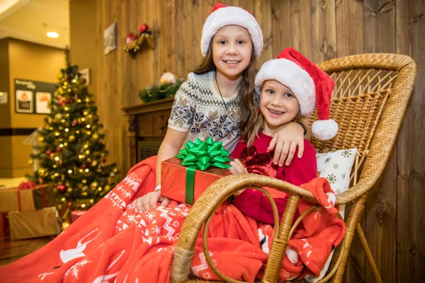 Due Bambine Babbo Natale Cappello Con Regali Sulla Festa Natale — Foto Stock