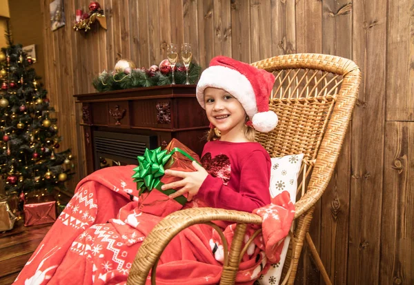 Menina Papai Noel Chapéu Com Presentes Festa Natal — Fotografia de Stock