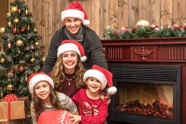 Feliz Familia Celebrando Navidad Cerca Chimenea Bajo Árbol Navidad — Foto de Stock