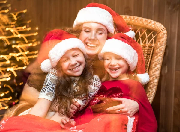 Família Feliz Celebrando Natal Perto Lareira Sob Árvore Natal — Fotografia de Stock