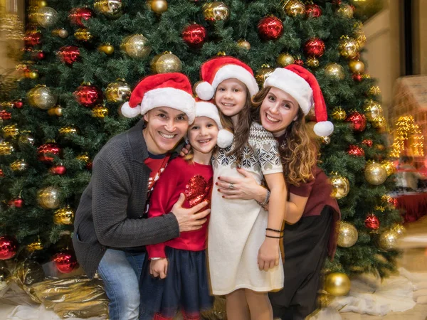 Família Feliz Celebrando Natal Perto Lareira Sob Árvore Natal — Fotografia de Stock