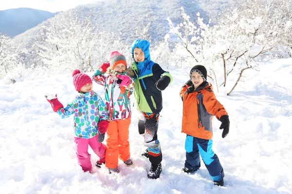 冬天一群孩子在雪地上玩耍 — 图库照片