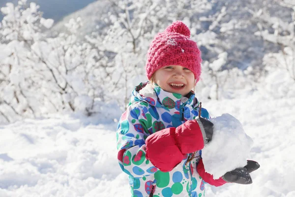 冬に雪の上で遊ぶ少女 — ストック写真