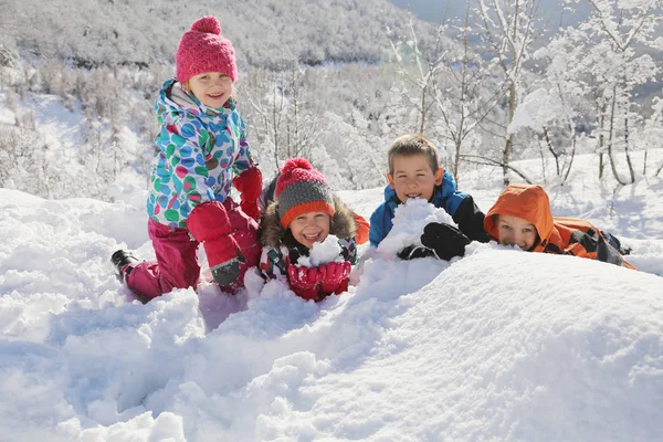 冬天一群孩子在雪地上玩耍 — 图库照片