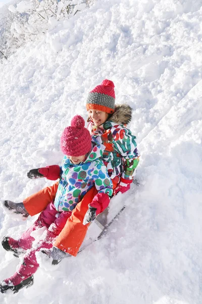 Dwie Małe Dziewczynki Grając Śniegu Okresie Zimowym — Zdjęcie stockowe