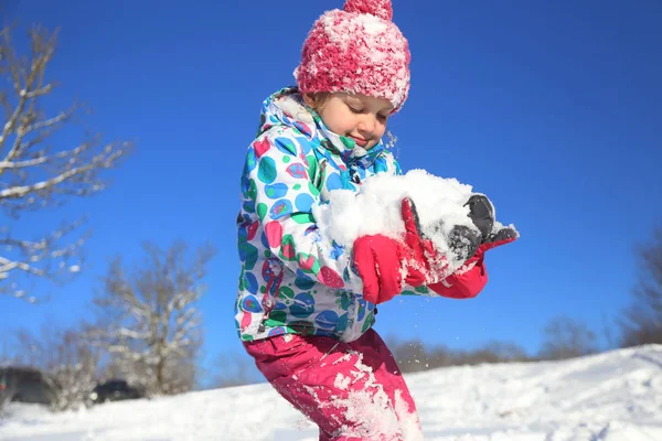 Κοριτσάκι Που Παίζει Στο Χιόνι Χειμώνα — Φωτογραφία Αρχείου