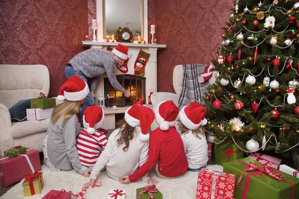 Feliz Familia Celebrando Navidad Cerca Chimenea Bajo Árbol Navidad —  Fotos de Stock