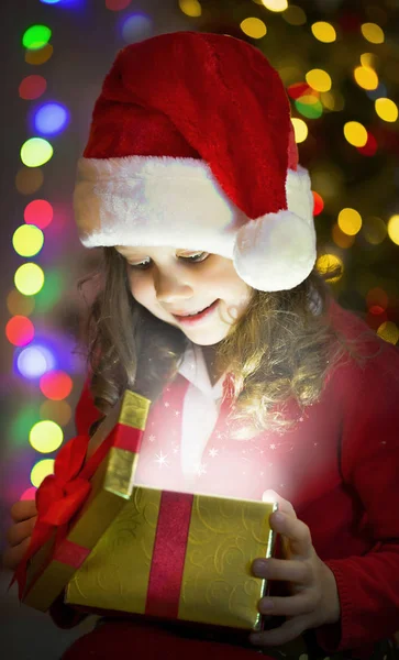 Kislány Megnyitása Karácsonyi Ajándék Karácsonyfa Alatt — Stock Fotó