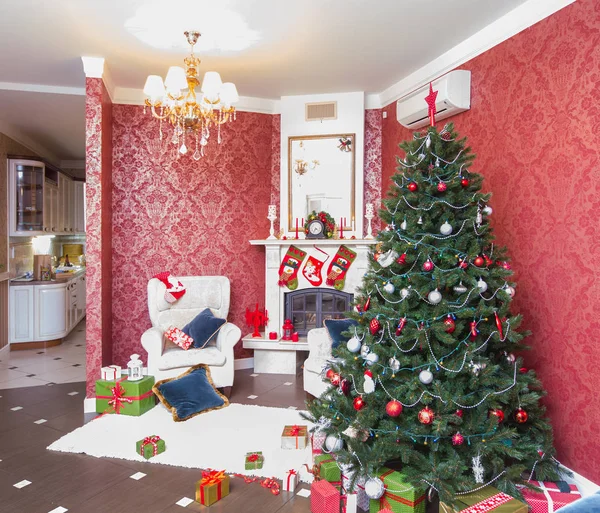 Ünnepélyesen Berendezett Apartman Kandallóval Karácsonyfával — Stock Fotó