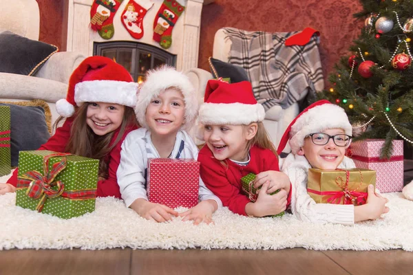 Gruppo Quattro Bambini Con Regali Alla Festa Natale — Foto Stock