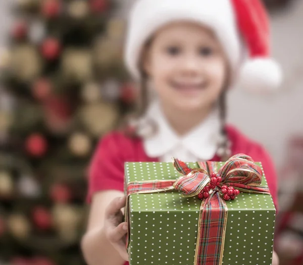 Klein Meisje Kerstmuts Houden Een Cadeautje Onder Kerstboom — Stockfoto