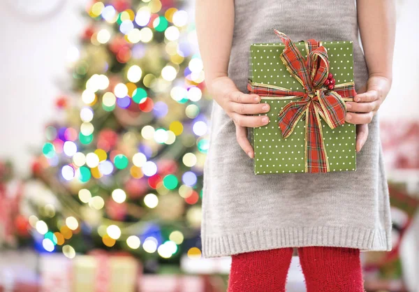 Mãos Menina Com Presente Natal — Fotografia de Stock