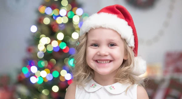 Santa Şapka Güleryüzlü Noel Ağacının Altında Küçük Kız — Stok fotoğraf