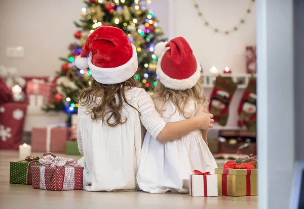 Δύο Κοριτσάκια Παρουσιάζει Γύρω Από Χριστουγεννιάτικο Δέντρο — Φωτογραφία Αρχείου