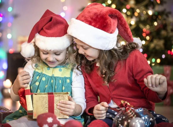 Due Bambine Babbo Natale Cappello Con Regali Sulla Festa Natale — Foto Stock