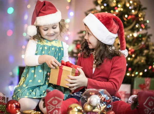 Дві Маленькі Дівчинки Санта Клаус Капелюх Подарунками Різдвяній Вечірці — стокове фото