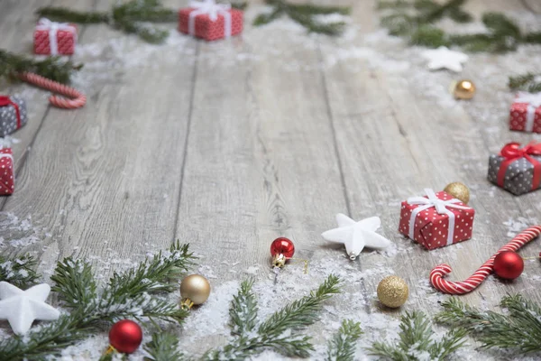 クリスマス アクセサリー クリスマスの美しいセットの木の枝 ギフト 木の床で装飾 — ストック写真