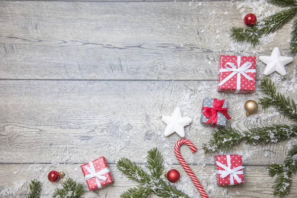 クリスマス アクセサリー クリスマスの美しいセットの木の枝 ギフト 木の床で装飾 — ストック写真