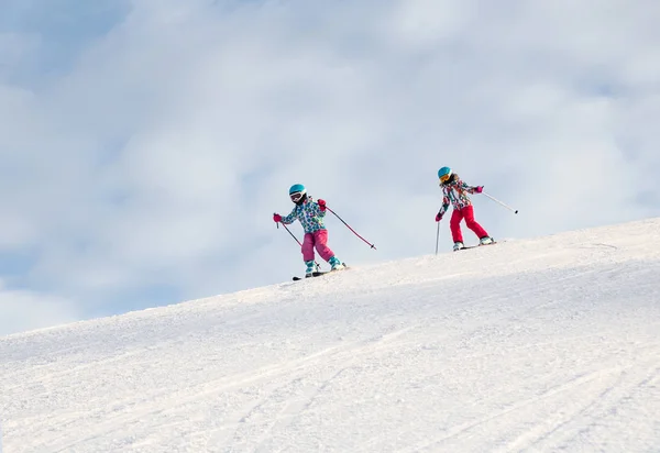 Meninas Esquiando Pista Esqui Resort Montanha Inverno — Fotografia de Stock