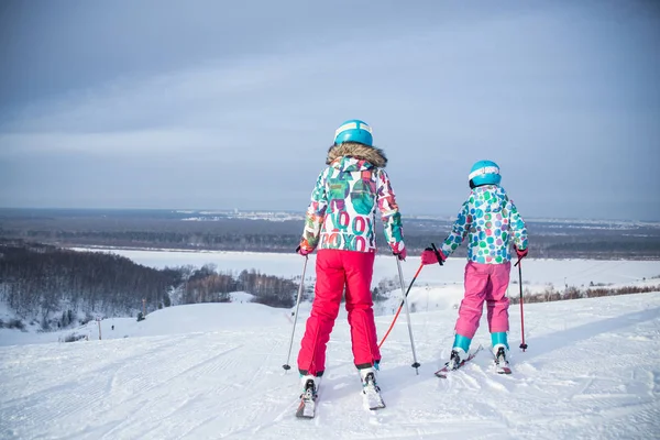 Μικρά Κορίτσια Σκι Για Σκι Στο Βουνό Χειμερινό Θέρετρο — Φωτογραφία Αρχείου