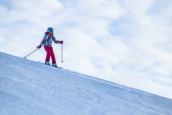 冬のマウンテン リゾートのスキー場にスキー少女 — ストック写真