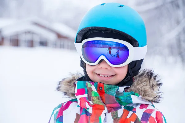 Síelés Sípálya Téli Mountain Resort Kicsi Lány Portréja — Stock Fotó