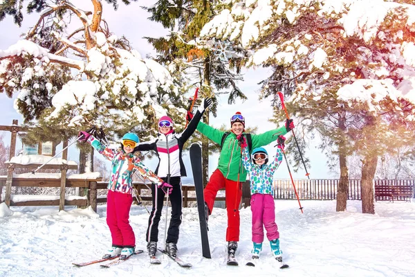 Portrait Une Famille Sportive Équipement Dans Une Station Ski — Photo