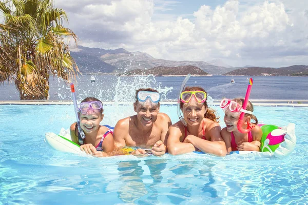 Retrato Una Gran Familia Nadando Piscina Balneario —  Fotos de Stock