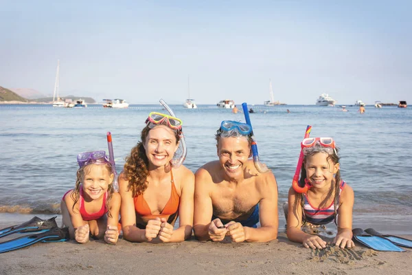 Famille sur la plage — Photo