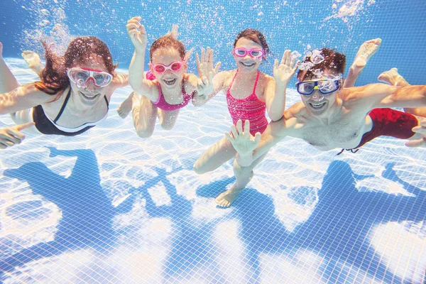 Família em piscina — Fotografia de Stock