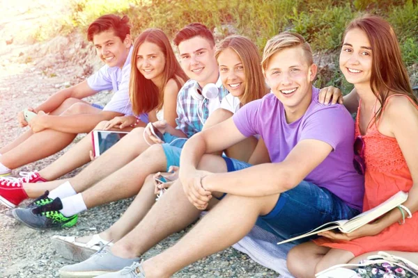 Grupo de adolescentes — Foto de Stock