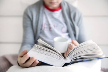 Kız öğrenci bir kitap okur