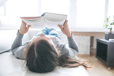 Kız öğrenci bir kitap okur