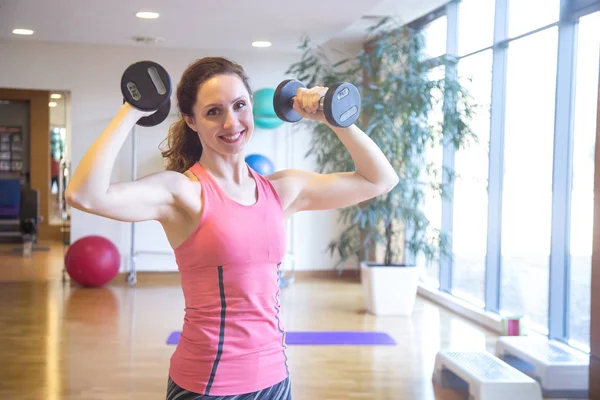 Sporty people in gym — Stock Photo, Image