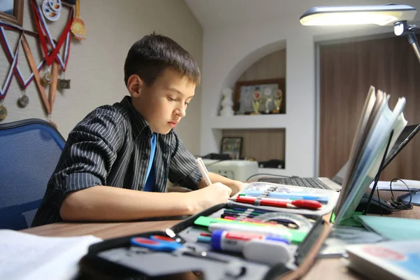 Adolescente scolaro a casa — Foto Stock