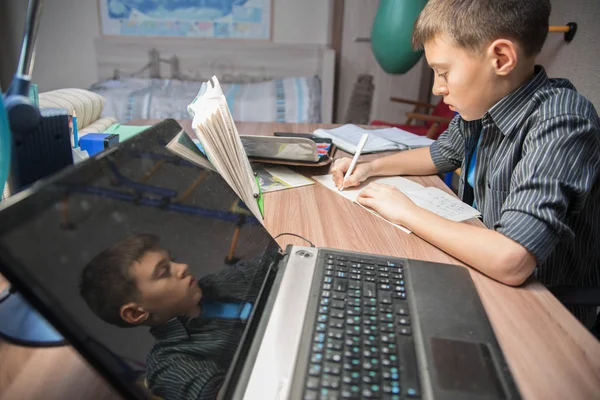 Tiener schooljongen thuis — Stockfoto