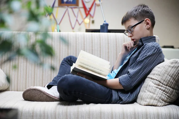 Tiener schooljongen thuis — Stockfoto