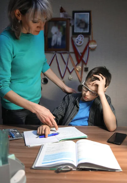 Tiener schooljongen thuis — Stockfoto