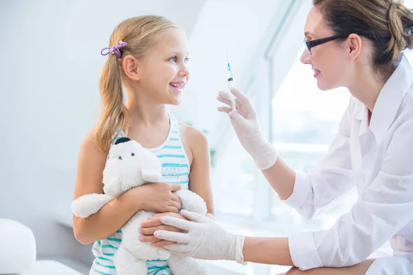 Menina está doente — Fotografia de Stock