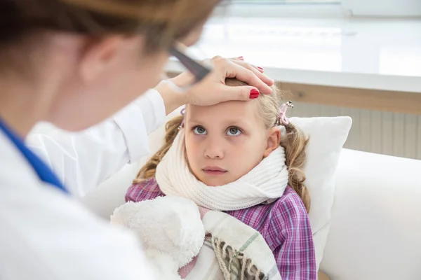 Meisje is ziek — Stockfoto