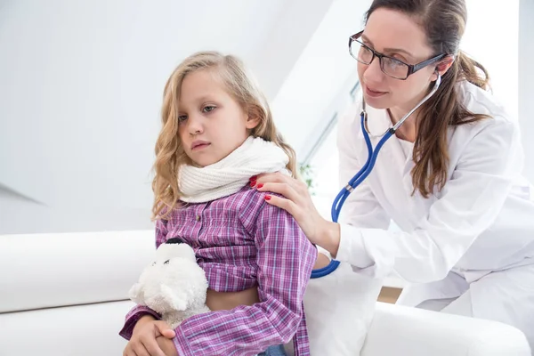 Pequeña niña está enferma — Foto de Stock