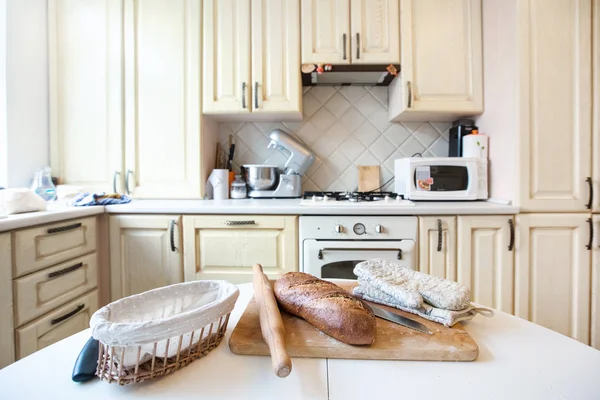 Домашняя пекарня на кухне — стоковое фото