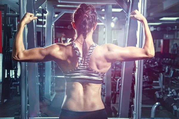 Bodybuilding i gym — Stockfoto
