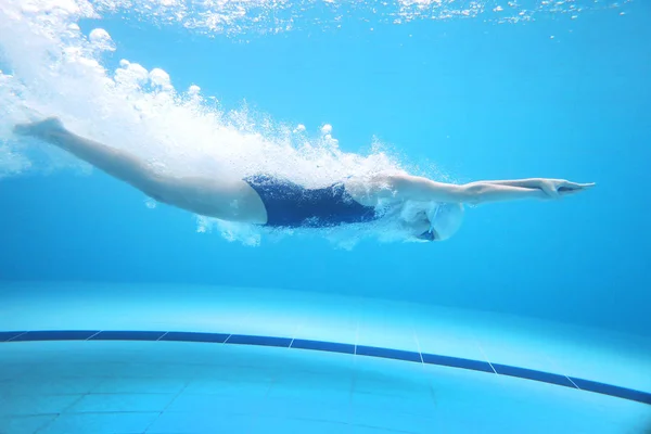 Fille nager dans la piscine — Photo