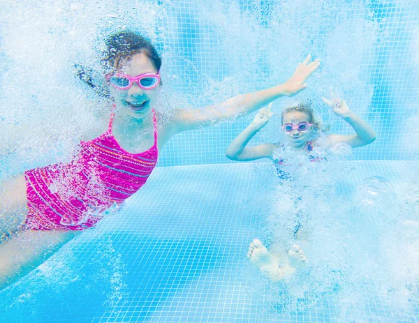 Bambini nuotare in piscina — Foto Stock